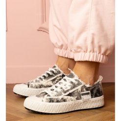 Czarne damskie trampki sneakersy sportowe. Czarne trampki i tenisówki damskie bez wzorów, z tkaniny, bez zapięcia. Za 81.83 zł.