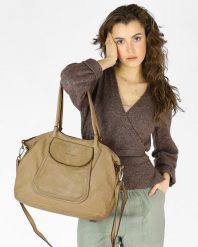 Shopperka beżowa khaki MARCO MAZZINI v86d. Brązowe shopperki damskie bez wzorów, ze skóry, na ramię, duże, bez dodatków. Za 489.25 zł.