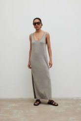 Sukienka maxi z rozcięciami w kolorze COLD MELANGE - SUNSET-XS/S. Sukienki damskie Marsala, na co dzień, na lato, m, bez wzorów, z elastanu, eleganckie, bez kołnierzyka, bez ramiączek, maxi, proste. Za 259.90 zł.