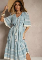 Jasnoniebieska Rozkloszowana Sukienka Boho z Bawełny Zdobiona Haftem i Wiązaniem Koriruna. Niebieskie sukienki damskie Renee, na co dzień, l, z aplikacjami, z bawełny, boho, bez kołnierzyka, bez ramiączek, midi, rozkloszowane. Za 99.99 zł.