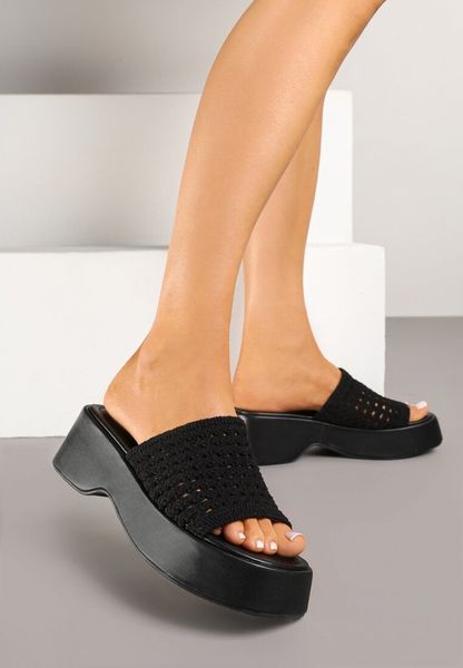 Czarne Klapki na Platformie z Ażurowym Paskiem Tenelina. Czarne klapki damskie Born2be, na lato, w ażurowe wzory, boho, bez obcasa, na platformie, bez zapięcia. Za 109.99 zł.