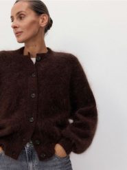 Kardigan z wełną z alpaki - ciemnobrązowy. Brązowe kardigany damskie Reserved, l, bez wzorów, z dzianiny, bez kołnierzyka. W wyprzedaży za 299.99 zł.