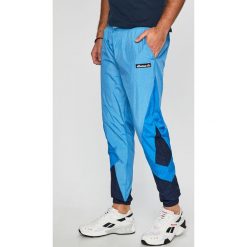 Ellesse - Spodnie. Niebieskie spodnie materiałowe męskie Ellesse, bez wzorów, z materiału. W wyprzedaży za 159.90 zł.