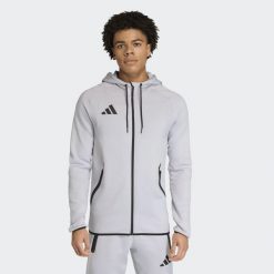 Bluza męska adidas Tiro 26 Travel Sweat Hoodie. Szare bluzy męskie Adidas, m, bez wzorów, z bawełny, sportowe, bez ramiączek, bez kaptura. Za 279.99 zł.
