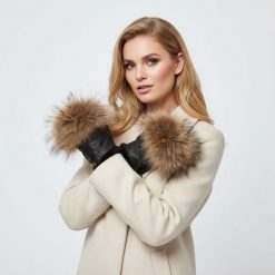 Brązowe Rękawiczki Luka-Pelli Skórzane Mitenki Z Naturalnym Futrem Jenota. Brązowe rękawiczki damskie Luka-Pelli, bez wzorów, z futra. Za 249.00 zł.