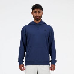 Bluza męska New Balance MT41534NNY – granatowa. Niebieskie bluzy męskie New Balance, m, bez wzorów, z materiału, klasyczne, bez ramiączek, z kapturem. Za 399.99 zł.