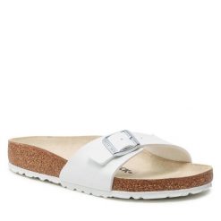 Klapki Birkenstock. Brązowe klapki damskie Birkenstock, bez wzorów, bez obcasa, bez zapięcia. Za 779.99 zł.