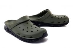 COQUI 6431-100-2622 CODY army green/black, klapki/croksy męskie. Zielone klapki męskie Coqui, w ażurowe wzory, bez zapięcia. Za 79.95 zł.