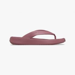 Klapki damskie Crocs Getaway Flip. Czerwone klapki damskie Crocs, bez wzorów, sportowe, bez obcasa, bez zapięcia. Za 243.07 zł.