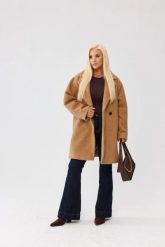 Karmelowy damski płaszcz Isabella z tkaniny bukla - elegancja i komfort PLUS SIZE XXL OVERSIZE JESIEŃ. Płaszcze damskie Moda Size Plus Iwanek, na jesień, l, bez wzorów, z poliesteru, eleganckie, bez kołnierzyka, bez kaptura. Za 559.90 zł.