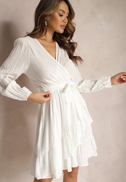 Biała Rozkloszowana Sukienka Midi z Paskiem w Talii i Kopertowym Dekoltem Gemiora. Białe sukienki damskie Renee, l, bez wzorów, z materiału, bez kołnierzyka, bez ramiączek, midi, kopertowe. Za 89.99 zł.