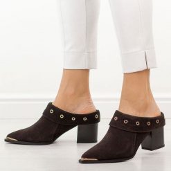 Brązowe skórzane klapki damskie na obcasie mule DiA 3059. Brązowe klapki damskie DiA, na jesień, bez wzorów, z jeansu, eleganckie, bez obcasa, na obcasie, bez zapięcia. W wyprzedaży za 368.72 zł.
