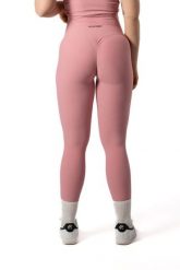 Damskie legginsy bezszwowe prążkowane z efektem scrunch – pudrowy róż. Czerwone legginsy damskie AESTHETIC WOLF, bez wzorów, z dzianiny. Za 119.99 zł.
