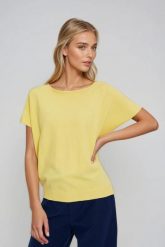 Cienki sweter żółty. Żółte swetry nierozpinane damskie MOODO, l, bez wzorów, z poliamidu, bez kołnierzyka, bez ramiączek. Za 89.99 zł.