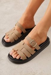 Ciemnobeżowe Klapki z Przekładanymi Paskami i Regulacją z Klamrą Celilye. Brązowe klapki damskie Renee, na lato, bez wzorów, z koronki, boho, bez obcasa, na płaskiej podeszwie, bez zapięcia. Za 79.99 zł.