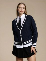 Sweter z dekoracyjnym splotem - granatowy. Niebieskie swetry nierozpinane damskie Sinsay, l, bez wzorów, ze splotem, bez kołnierzyka, bez ramiączek. Za 59.99 zł.