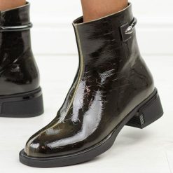 Czarne skórzane botki damskie T.Sokolski 508. Czarne botki damskie Sokolski, na jesień, bez wzorów, z dzianiny, eleganckie, z okrągłym noskiem, bez obcasa, na obcasie, bez zapięcia. Za 329.00 zł.