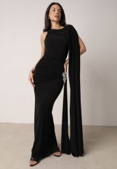 Czarna Koktajlowa Sukienka Zdobiona Wszytym Szalem i Elegancką Broszką Cezarie. Czarne sukienki damskie Born2be, na imprezę, l, z aplikacjami, eleganckie, bez kołnierzyka, bez ramiączek, maxi, kopertowe. Za 199.99 zł.