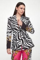 Marynarka damska VERSACE JEANS COUTURE. Marynarki i żakiety damskie Versace Jeans Couture, bez wzorów, z jeansu, bez kołnierzyka, bez ramiączek. W wyprzedaży za 2,479.20 zł.