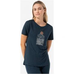 Koszulka z krótkim rękawem damska SUPER.NATURAL Preikestolen Cliffs Tee. Niebieskie koszulki sportowe damskie super.natural, l, bez wzorów, bez ramiączek. Za 249.99 zł.