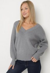 Szary Sweter z Kaszmirem z Dekoltem w Serek Plenae. Szare swetry nierozpinane damskie Born2be, uniwersalny, bez wzorów, z kaszmiru, eleganckie, bez kołnierzyka, bez ramiączek. Za 129.99 zł.