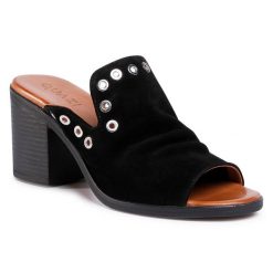 Klapki QUAZI. Czarne klapki damskie QUAZI, bez wzorów, bez obcasa, bez zapięcia. Za 259.99 zł.