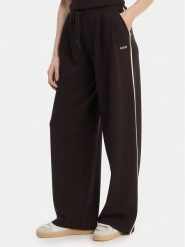 Guess Spodnie dresowe V6GB01 K2914 Brązowy Wide Leg. Brązowe spodnie sportowe damskie Guess, z aplikacjami, z dresówki. Za 434.99 zł.