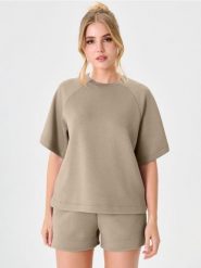 Bluza z krótkim rękawem soft touch - beżowy. Brązowe bluzy damskie Sinsay, l, bez wzorów, z dzianiny, bez ramiączek, bez kaptura. Za 39.99 zł.