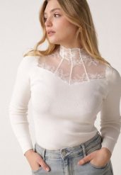 Biały Dopasowany Sweter z Półgolfem z Wiskozą Zdobiony Koronkową Siateczką Genna. Białe swetry nierozpinane damskie Born2be, uniwersalny, z aplikacjami, z jeansu, eleganckie, bez kołnierzyka, bez ramiączek. Za 89.99 zł.