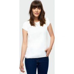 Biała bluzka z koronką. Białe bluzki damskie Greenpoint, bez wzorów, z koronki, bez kołnierzyka, bez ramiączek. Za 49.99 zł.