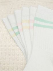 Skarpetki 3 pack - kremowy. Białe skarpetki damskie Sinsay, bez wzorów, prążkowane. Za 11.99 zł.