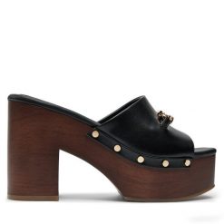 Klapki Guess. Czarne klapki damskie Guess, z aplikacjami, bez obcasa, bez zapięcia. Za 459.99 zł.