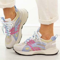 Niebieskie skórzane sneakersy damskie Vinceza 66744. Niebieskie obuwie sportowe damskie VINCEZA, na jesień, bez wzorów, z jeansu, z okrągłym noskiem, bez zapięcia, trekkingowe. Za 299.00 zł.