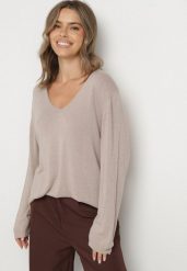 Beżowy Wiskozowy Sweter o Pudełkowym Kroju z Metaliczną Nitką Essmia. Brązowe swetry nierozpinane damskie Born2be, plus size, bez wzorów, z dzianiny, klasyczne, bez kołnierzyka, plus size, bez ramiączek. Za 79.99 zł.