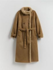 Dwurzędowy płaszcz z kożuchem - beżowy. Brązowe płaszcze damskie Reserved, l, bez wzorów, ze skóry, bez kołnierzyka, bez kaptura. Za 399.99 zł.