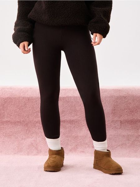 Legginsy z futerkowym ociepleniem w środku - brązowy. Brązowe legginsy damskie Sinsay, bez wzorów. Za 39.99 zł.