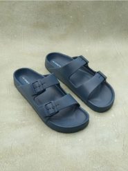 Klapki z pianki - granatowy. Niebieskie klapki męskie Sinsay, bez wzorów, bez zapięcia. Za 29.99 zł.