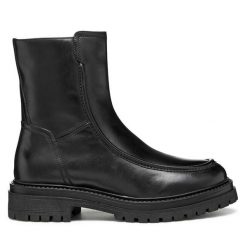 Kozaki Geox. Czarne kozaki damskie Geox, bez wzorów, bez obcasa, na płaskiej podeszwie, bez zapięcia. Za 639.99 zł.