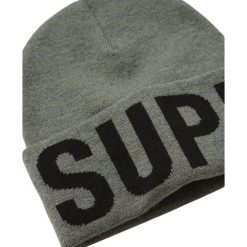Czapka dzianinowa z logo dla kobiet Superdry. Szare czapki damskie Superdry, bez wzorów, z dzianiny. W wyprzedaży za 119.50 zł.