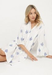 Biała Sukienka Oversize z Wiskozą Zdobiona Haftem i Falbanką Ilarith. Białe sukienki damskie Born2be, na co dzień, na lato, l, z aplikacjami, z bawełny, eleganckie, bez kołnierzyka, bez ramiączek, midi, oversize. Za 139.99 zł.