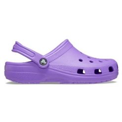 Klapki Crocs Classic Clog 10001-5AJ fioletowe. Fioletowe klapki damskie bez wzorów, z materiału, sportowe, bez obcasa, bez zapięcia. Za 345.55 zł.
