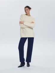 Sweter oversize z warkoczowym splotem - kremowy. Białe swetry nierozpinane damskie Reserved, l, bez wzorów, z dzianiny, bez kołnierzyka, bez ramiączek. Za 159.99 zł.