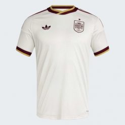 Koszulka piłkarska replika Hiszpania 26 wyjazdowa. Białe bluzki damskie Adidas, s, bez wzorów, retro, bez kołnierzyka, bez ramiączek. Za 449.99 zł.