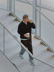 4F Sweter regular z wełną męski - czarny XL. Czarne swetry męskie 4F, l, bez wzorów, z jeansu, biznesowe, bez kołnierzyka, bez ramiączek. Za 269.99 zł.