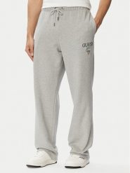 Guess Jeans Spodnie dresowe M6YB15 K4842 Szary Regular Fit. Szare spodnie sportowe męskie Guess Jeans, m, z aplikacjami, z bawełny. Za 299.99 zł.