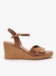 Brązowe sandały na koturnie. Brązowe sandały damskie Ryłko, bez wzorów, ze skóry, z okrągłym noskiem, bez obcasa, na koturnie, bez zapięcia. Za 379.99 zł.