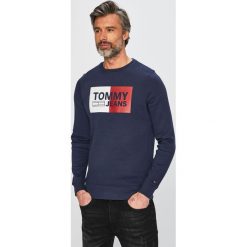 Tommy Jeans - Bluza. Czerwone bluzy męskie Tommy Jeans, m, bez wzorów, z bawełny, bez ramiączek, bez kaptura. W wyprzedaży za 199.90 zł.