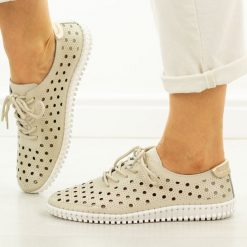 Beżowe ażurowe skórzane półbuty damskie Cambell 87320. Brązowe półbuty damskie Cambell, na lato, w ażurowe wzory, z jeansu, casualowe, z okrągłym noskiem, bez obcasa, na płaskiej podeszwie, bez zapięcia. W wyprzedaży za 169.15 zł.