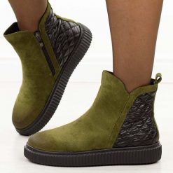 Zielone zamszwe botki damskie Potocki 19365. Zielone botki damskie POTOCKI, na jesień, bez wzorów, z dzianiny, eleganckie, z okrągłym noskiem, bez obcasa, na płaskiej podeszwie, bez zapięcia. W wyprzedaży za 148.85 zł.