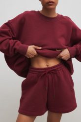 Krótkie spodenki ze sznurkiem w kolorze BURGUNDY - PROSPER-XS. Czerwone szorty damskie Marsala, bez wzorów, z bawełny, klasyczne. Za 299.90 zł.